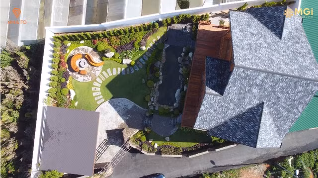 Toàn bộ khuôn viên căn nhà rộng 926m2, phần lớn diện tích dành cho cảnh quan và tiện ích.