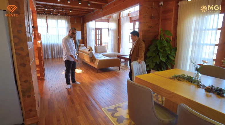 Bên trong nhà tràn ngập mùi gỗ thông rất thơm.