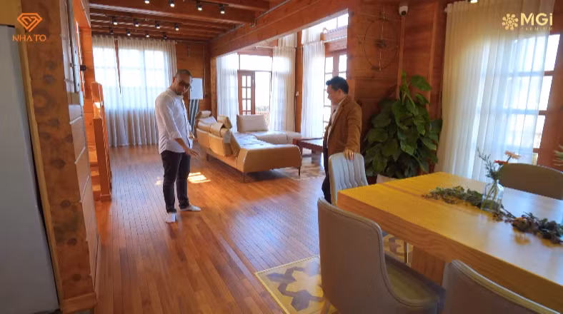 Bên trong nhà tràn ngập mùi gỗ thông rất thơm.