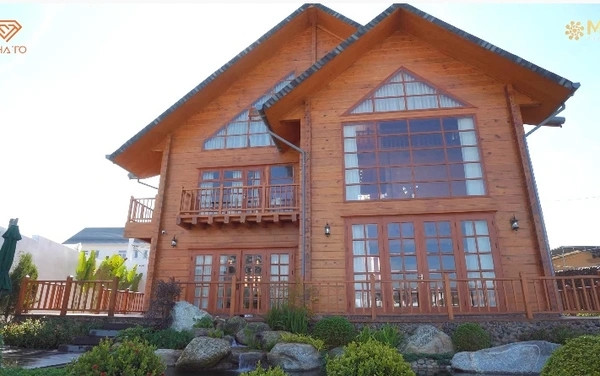 Căn biệt thự làm bằng 100% gỗ thông được rao bán hơn 50 tỷ đồng. Gia chủ là người Đà Lạt và rất yêu thành phố này.