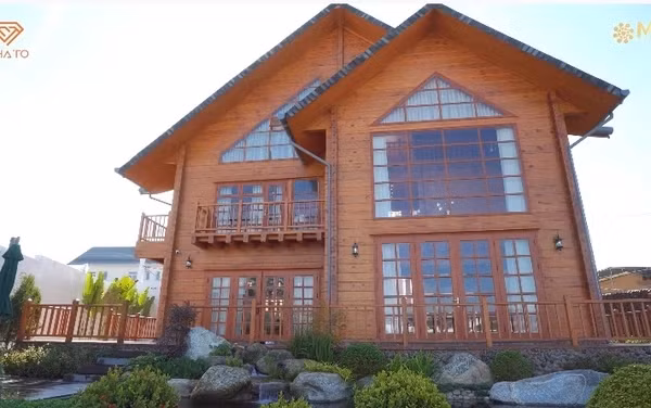 Căn biệt thự làm bằng 100% gỗ thông được rao bán hơn 50 tỷ đồng. Gia chủ là người Đà Lạt và rất yêu thành phố này.