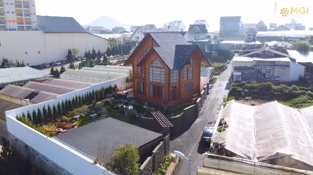 Ý tưởng xây dựng căn nhà bắt nguồn từ những lần gia chủ sang Úc và thấy nhà gỗ nơi đây. Điểm đặc biệt của ngôi nhà là được làm hoàn toàn bằng gỗ thông nguyên khối, không chỉ ốp gỗ đơn thuần.