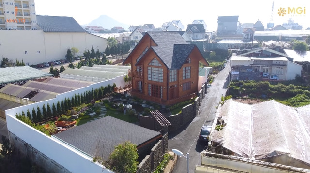 Ý tưởng xây dựng căn nhà bắt nguồn từ những lần gia chủ sang Úc và thấy nhà gỗ nơi đây. Điểm đặc biệt của ngôi nhà là được làm hoàn toàn bằng gỗ thông nguyên khối, không chỉ ốp gỗ đơn thuần.