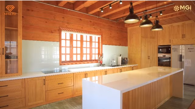 Không gian bếp rộng và tiện nghi.