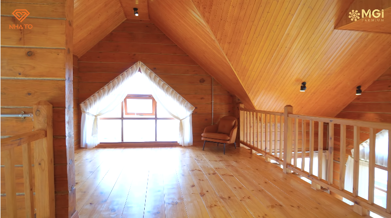 Tầng áp mái có độ cao trần vừa phải không bị sát quá nên thoáng hơn hẳn những căn gác mái thông thường. Nguồn ảnh: chụp màn hình NhaTo