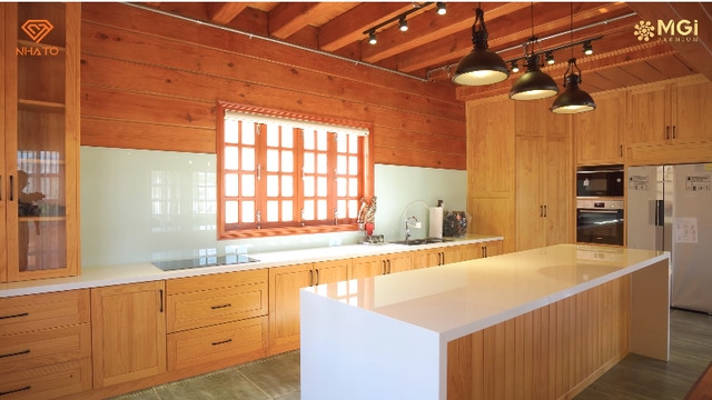 Không gian bếp rộng và tiện nghi.