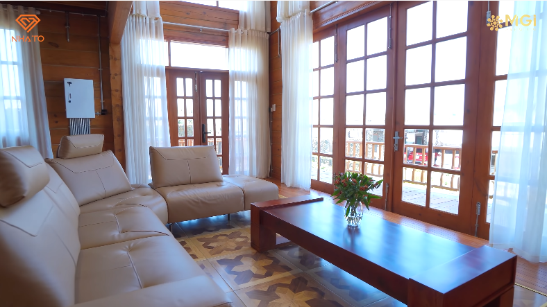 Diện tích mặt sàn 130m2, kết cấu gồm 1 trệt, 1 tầng và 1 áp mái. Tổng diện tích sử dụng 390m2.