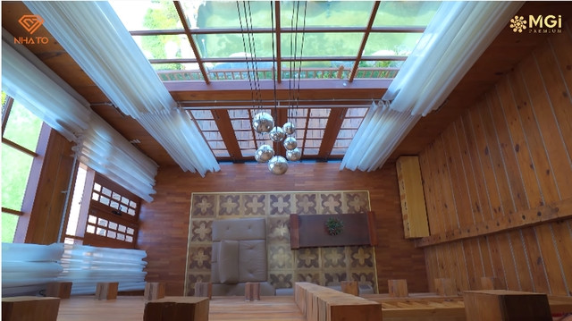 Trần nhà cao và thoáng đãng.