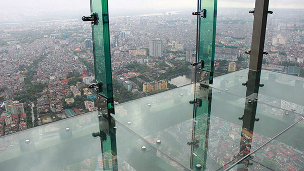 Hệ thống thang máy siêu tốc từ hầm B1 tới đài quan sát tầng 65 chỉ trong 50 giây. Ảnh: Designs