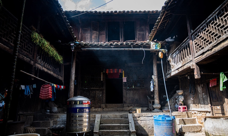 Kiến trúc ngôi nhà cổ có sự giao thoa kiến trúc của đồng bào Mông với ngoài Hoa Nam (Trung Quốc) gồm 3 khối nhà. Ảnh: Vietnamnet