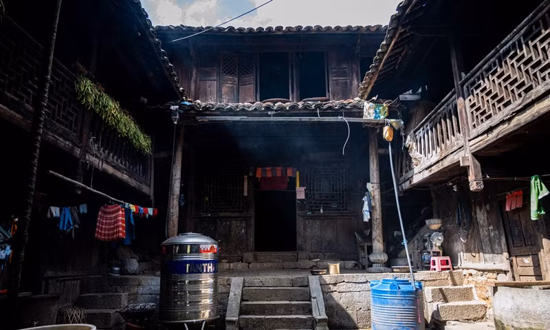 Kiến trúc ngôi nhà cổ có sự giao thoa kiến trúc của đồng bào Mông với ngoài Hoa Nam (Trung Quốc) gồm 3 khối nhà. Ảnh: Vietnamnet