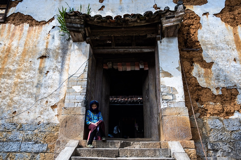 Cửa chính căn nhà làm bằng gỗ với ngạch cửa cao, một kiến trúc quen thuộc của đồng bào Mông. Ảnh: Vietnamnet