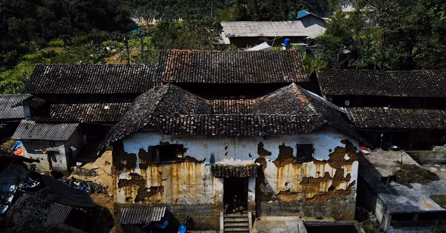 Nằm khuất sau một dãy núi lổn nhổn đá tai mèo ở thôn Há Súng, xã Lũng Táo (Đồng Văn, Hà Giang), ngôi nhà cổ mang tên Há Súng (hay còn gọi nhà cổ họ Vừ) được cho là nguyên mẫu của dinh thự vua Mèo bởi diện mạo tương đồng, thậm chí có nhiều đường nét còn tinh tế hơn. Ảnh: Vietnamnet