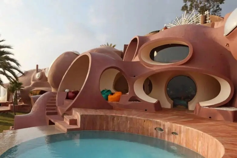 Là ngôi nhà xa hoa nhất vùng Riviera thuộc Pháp, Palais Bulles hay Bubble Palace có hình dạng giống như một bong bóng khổng lồ màu đất nung. Căn nhà có giá khoảng 420 triệu USD.