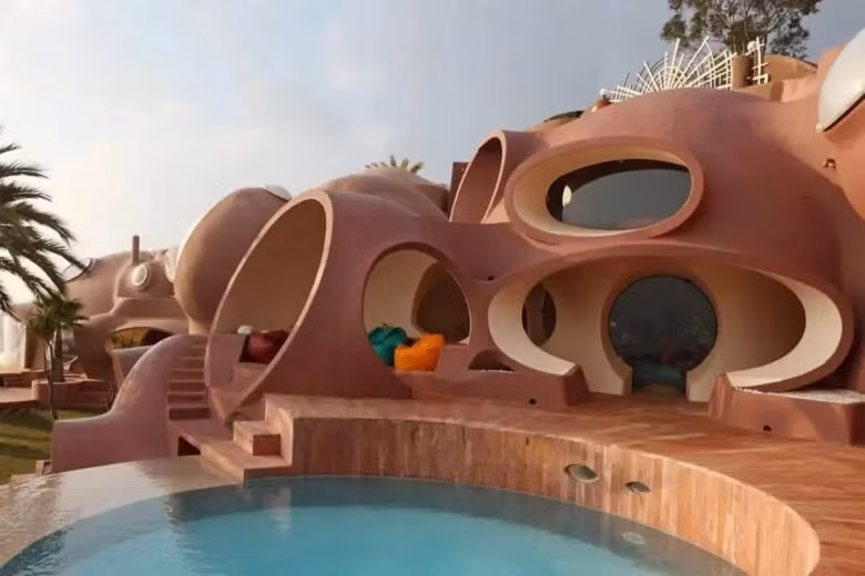 Là ngôi nhà xa hoa nhất vùng Riviera thuộc Pháp, Palais Bulles hay Bubble Palace có hình dạng giống như một bong bóng khổng lồ màu đất nung. Căn nhà có giá khoảng 420 triệu USD.