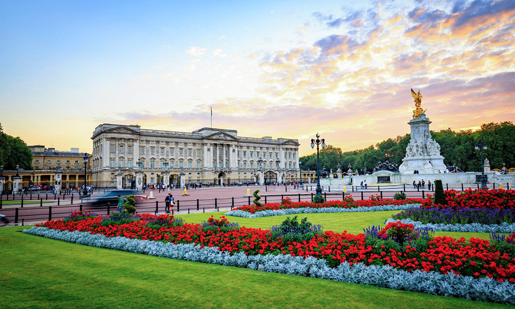 Cung điện gồm 240 phòng ngủ, 188 phòng dành cho nhân viên và 52 phòng ngủ dành cho hoàng gia và khách, hồ bơi và phòng phẫu thuật của bác sĩ.