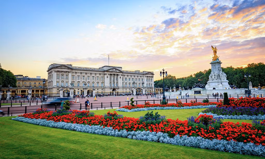 Cung điện gồm 240 phòng ngủ, 188 phòng dành cho nhân viên và 52 phòng ngủ dành cho hoàng gia và khách, hồ bơi và phòng phẫu thuật của bác sĩ.