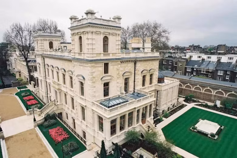 Được biết đến với cái tên Cung điện Nour, dinh thự kiểu Georgian mới này được mua vào những năm 1990 với giá 5 triệu USD. Sau khi đầu tư trùng tu 90 triệu USD đến nay ngôi nhà 18-19 Kensington Gardens (Vương Quốc Anh) có giá tới 222 triệu USD.