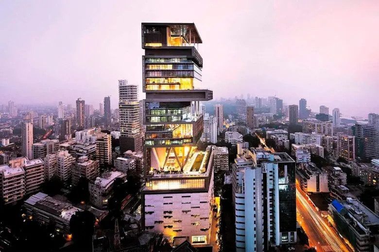 Tòa nhà Antilia thuộc sở hữu của tỷ phú Ấn Độ Mukesh Ambani là ngôi nhà tư nhân đắt thế giới với giá trị khoảng 2 tỷ USD. Tòa nhà xây trên khu đất rộng hơn 37.000m2, có 27 tầng, thiết kế chịu động đất mạnh tối đa lên tới 8 độ Richter.