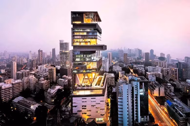 Tòa nhà Antilia thuộc sở hữu của tỷ phú Ấn Độ Mukesh Ambani là ngôi nhà tư nhân đắt thế giới với giá trị khoảng 2 tỷ USD. Tòa nhà xây trên khu đất rộng hơn 37.000m2, có 27 tầng, thiết kế chịu động đất mạnh tối đa lên tới 8 độ Richter.