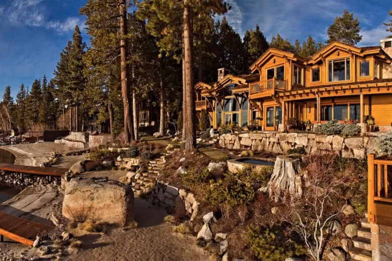 Tọa lạc tại Woodside, California, khu bất động sản ven sông của tỷ phú Larry Ellison là một tập hợp các ngôi nhà bên trong một khu đất khổng lồ trị giá khoảng 200 triệu USD. Nguồn: Luxe.digital