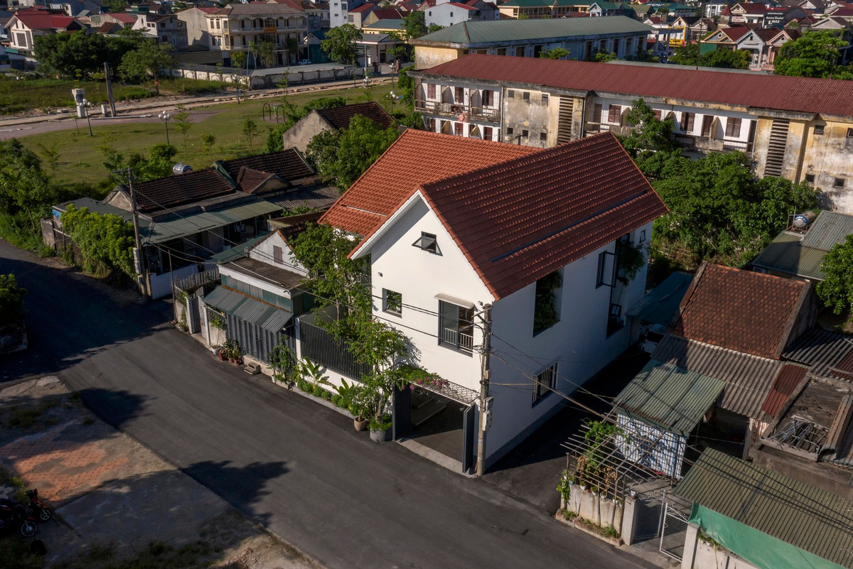 Ngôi nhà cũ có phòng khách và bếp mở ra hai sân hiên khác nhau, một đặc điểm thường thấy ở khu vực nhiệt đới như miền Trung Việt Nam. Theo đó, kiến trúc sư đề xuất một mái hiên chung dài trong thiết kế mới, nơi không gian sống và nhà bếp có thể mở ra.