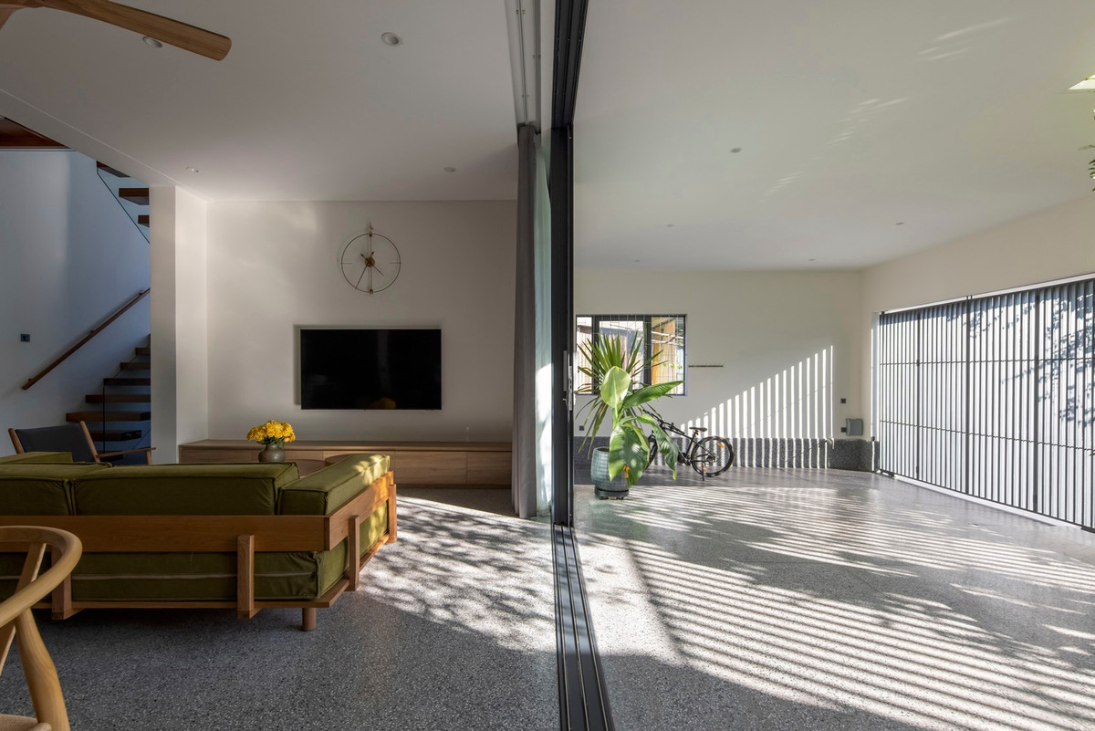 Không gian phòng khách thoáng đãng, tràn ngập ánh nắng.