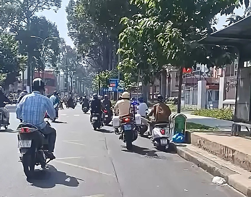 TP.HCM: Xác minh đoạn clip CSGT đạp ngã người dân xuống đường TP.HCM: Xac minh doan clip CSGT dap nga nguoi dan xuong duong