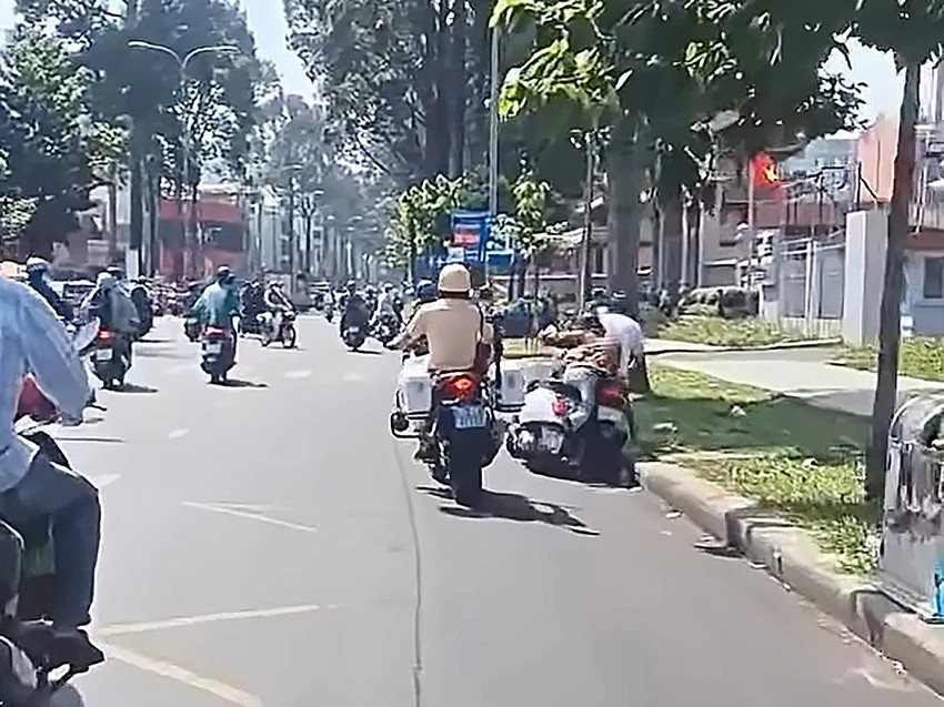 TP.HCM: Xác minh đoạn clip CSGT đạp ngã người dân xuống đường - Hình 2 TP.HCM: Xac minh doan clip CSGT dap nga nguoi dan xuong duong-Hinh-2