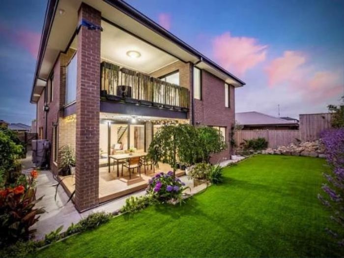 Trước hiên nhà là thảm cỏ xanh mướt và trồng nhiều hoa tươi.