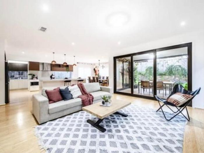 Nhà gồm 2 tầng, 2 phòng khách và 4 phòng ngủ.