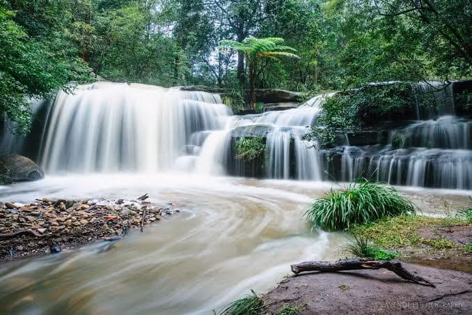 Phía sau nhà có suối dài và thác nước lớn. Đặc biệt, biệt thự nằm gần trường học của 2 nhóc tỳ nhà Lê Vũ Hoàng, các bé có thể đi bộ đến trường.