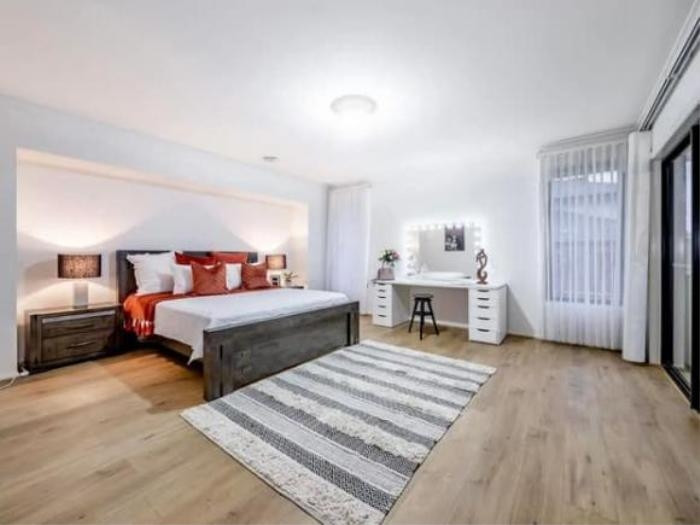 Phòng ngủ bài trí tiện nghi và sang trọng.