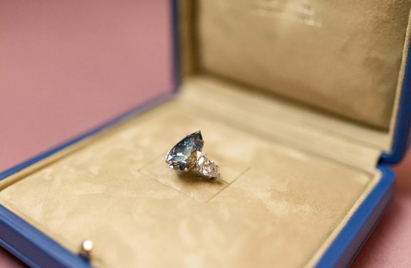 ABC News đưa tin, sau cuộc bán đấu giá, viên kim cương xanh sẽ được chuyển sang một bộ sưu tập tư nhân khác lần đầu tiên sau 40 năm. Ảnh: Reuters