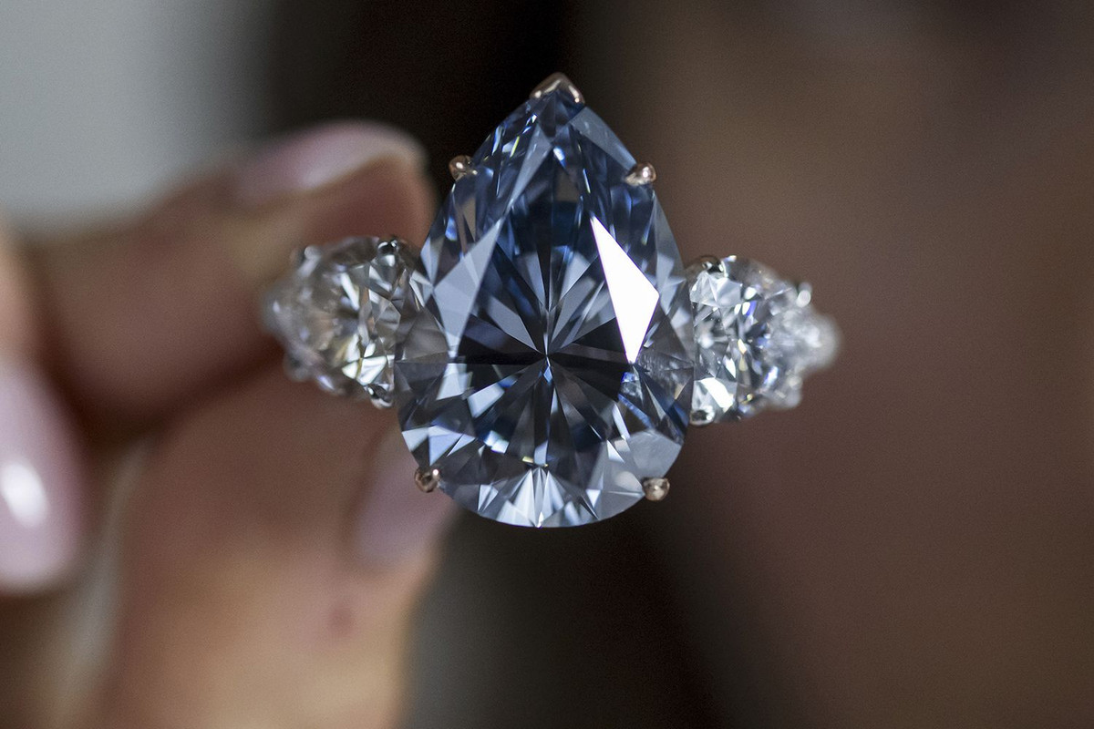 Về mặt lịch sử, viên kim cương xanh nằm trong top 10 lô đồ trang sức đắt nhất từng được bán. Ảnh: People
