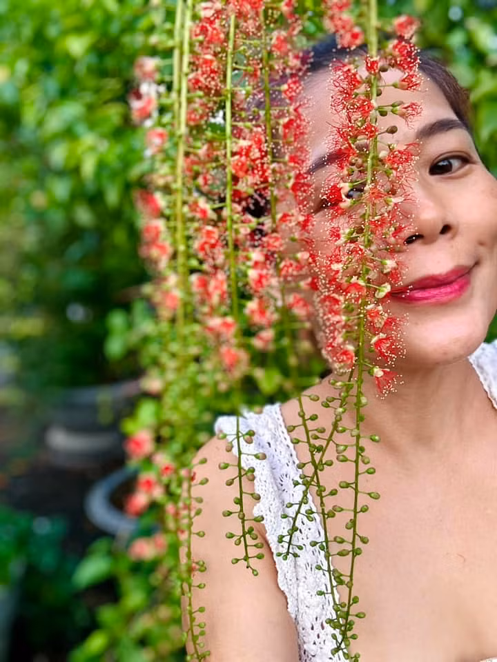 Ở tuổi 51, ngoài thời gian cho gia đình và công việc, ca sĩ Mỹ Lệ thích chăm mảnh vườn ươm rộng hơn 10.000m2 ở Tân Phú, TP HCM. Ảnh; FBNV