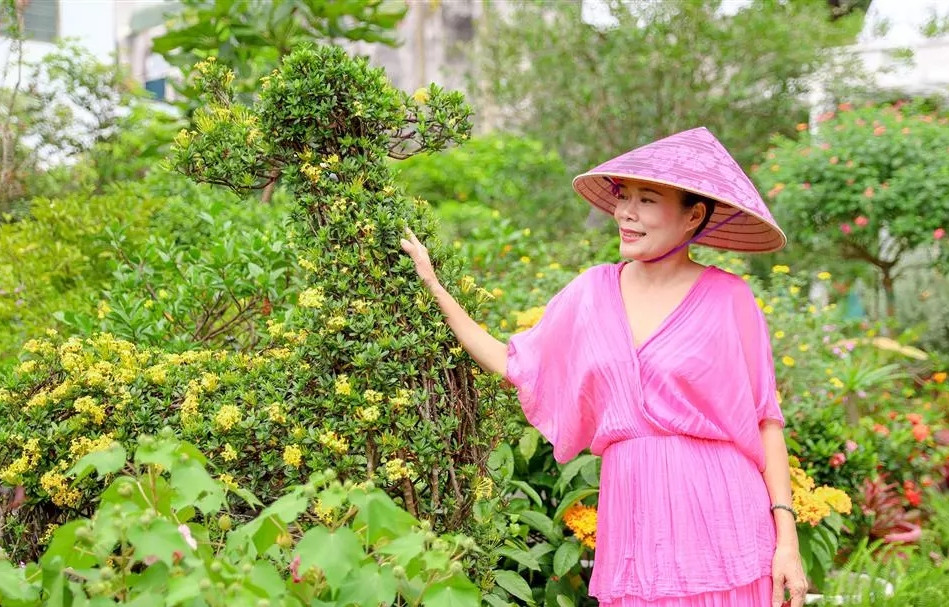 Từ khoảng 10 năm trước, Mỹ Lệ bắt đầu săn tìm những loại cây độc lạ. Dần dần, mảnh vườn thành nơi tập kết các loại cây thử nghiệm trước khi được đưa đến trồng chính thức tại một khu vườn khác. Ảnh: Vietnamnet