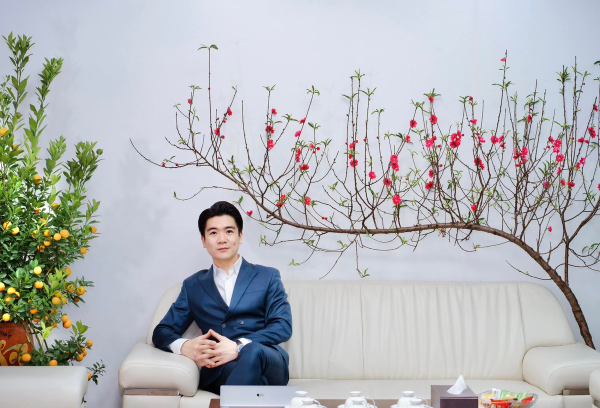 Quang Vinh từng chia sẻ: “Bố mẹ tôi không có thói quen vung tiền cho con. Đi học, tôi tiêu tiền trong thẻ tín dụng như thế nào, bố mẹ đều biết vì vậy mà mọi khoản mình đều được kiểm soát". Ảnh: FBNV