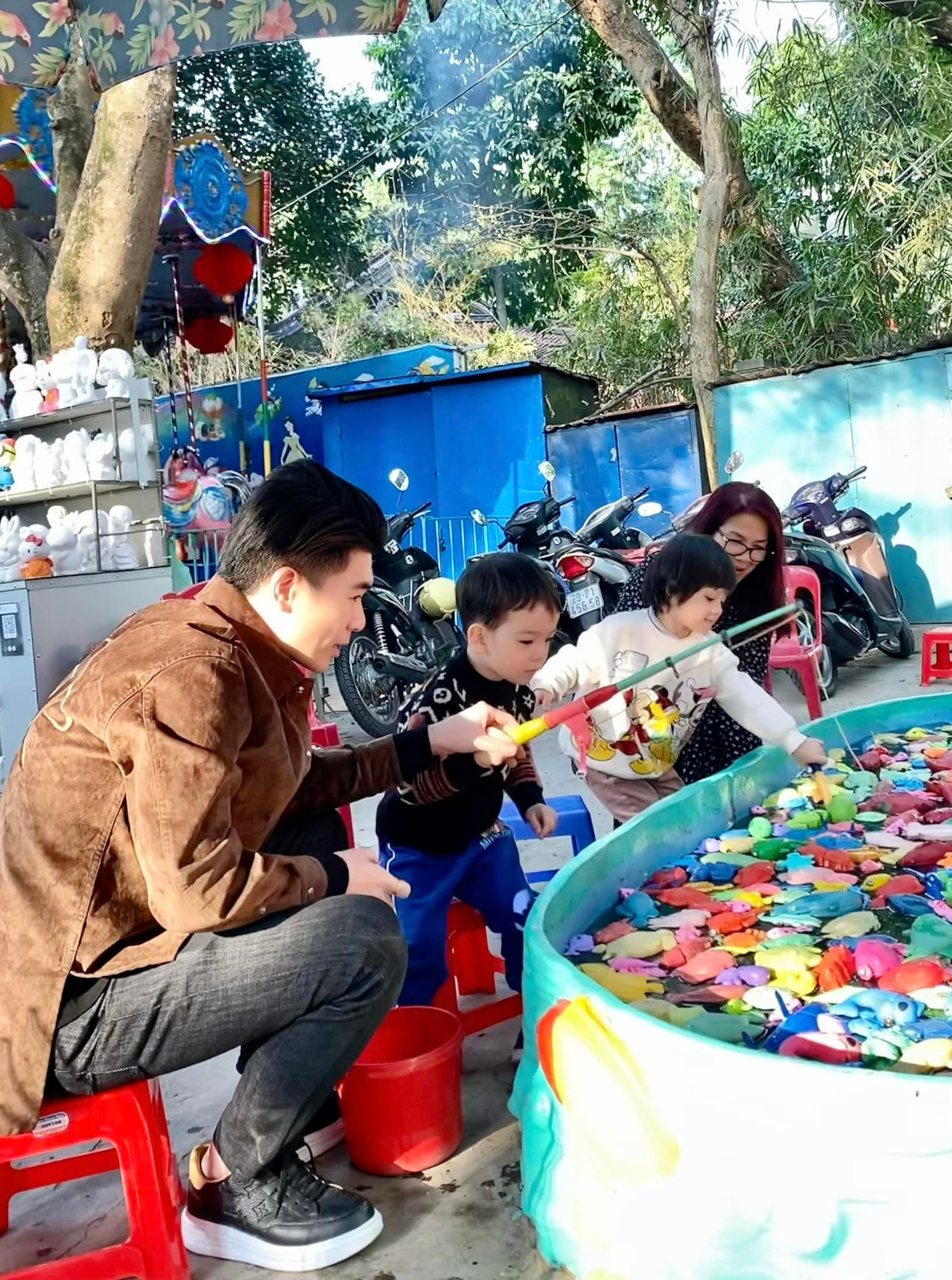 Mùng 4 Tết, Phó Chủ tịch SHB đưa các con đi chơi tại công viên Thủ Lệ. Ảnh: FBNV