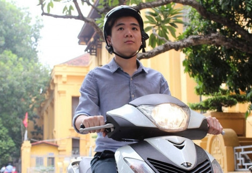 Cách đây nhiều năm, thời điểm công khai xuất hiện trước dư luận, Quang Vinh khiến nhiều người bất ngờ khi tiết lộ "không đi siêu xe, không dùng đồ hiệu, khoái dùng xe máy, mua hàng giảm giá và ăn quán vỉa hè". Ảnh: Internet