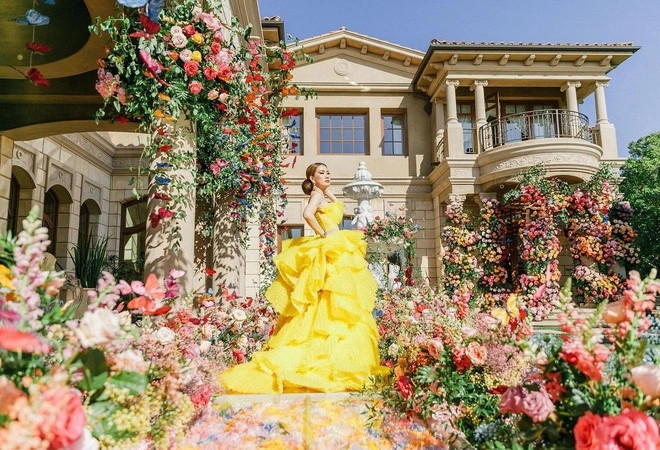 Cuộc sống giàu có của gia đình Mimi Morris khiến mọi người không khỏi trầm trồ. Cô và chồng con đang sống tại Mỹ, trong một căn biệt thự 800 tỷ đồng nguy nga và lộng lẫy như một tòa lâu đài.