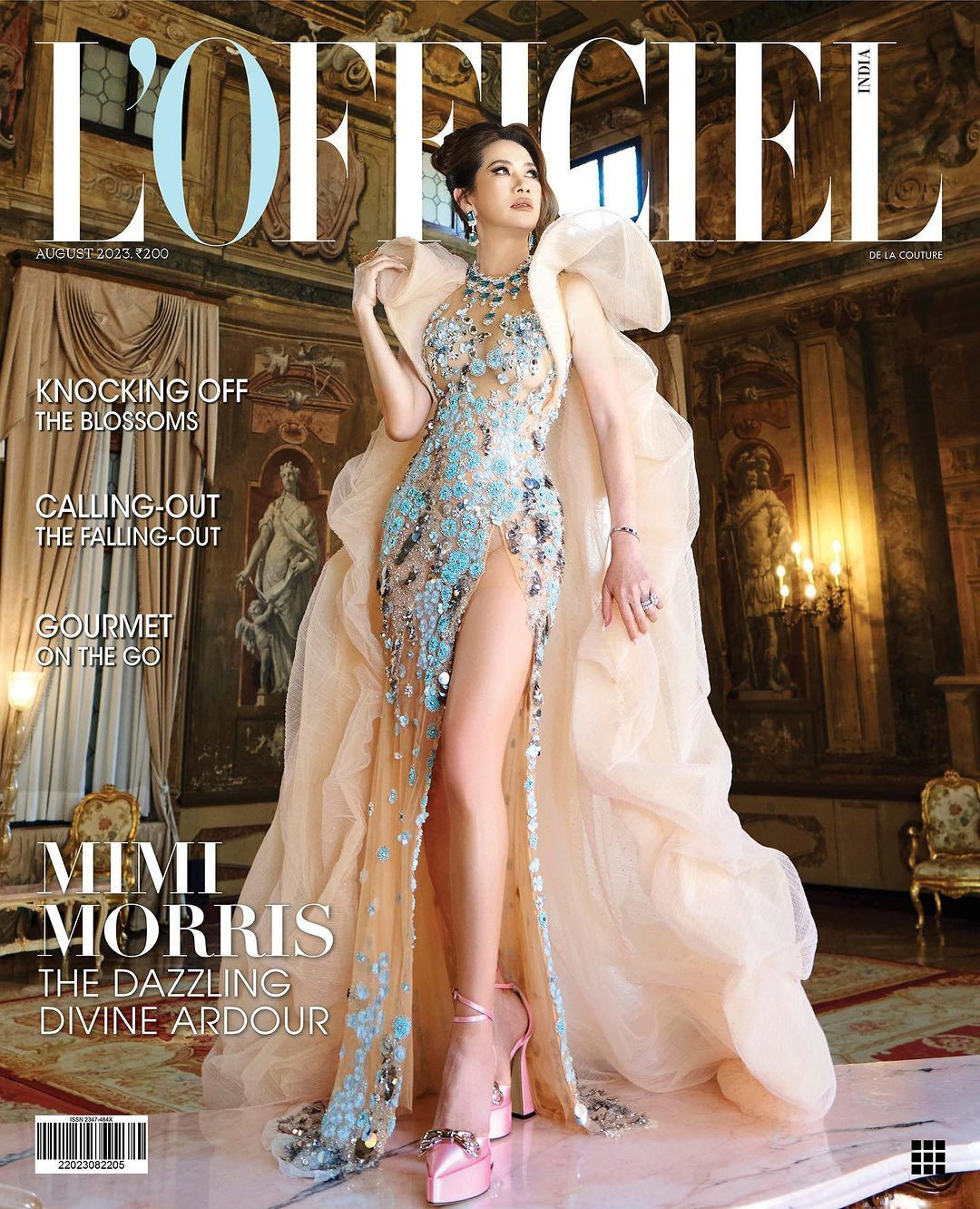 Trên trang bìa tạp chí L'Officiel Ấn Độ tháng 8, Mimi Morris diện một thiết kế tôn vẻ gợi cảm và vóc dáng bốc lửa.