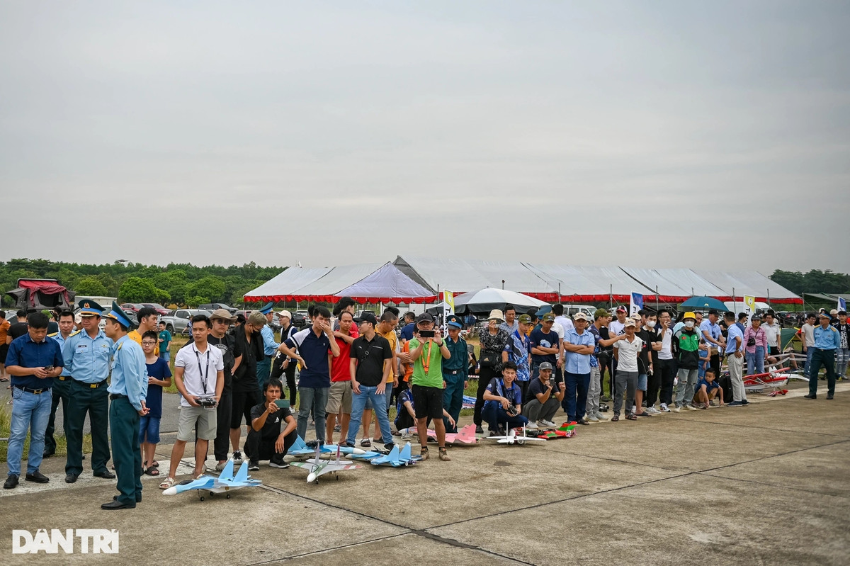 Hội viên của các CLB mô hình máy bay ngồi kín bên lề đường băng chiêm ngưỡng những màn biểu diễn điêu luyện, đẹp mắt của các "phi công". Anh Ngọc Hải (CLB Hàng không phía Nam - SBRC Biên Hòa) cho biết: "RC Biên Hòa có chừng 30 thành viên, CLB chúng tôi đến đây chủ yếu giao lưu cùng các CLB khác về nội dung biểu diễn. Bộ môn mô hình máy bay ai cũng có thể chơi, máy bay có nhiều phân khúc, từ 300 - 400 nghìn đồng tới hàng trăm triệu đồng. Tôi mong muốn phong trào ngày càng phát triển, nhiều người tham gia để cộng đồng thêm lớn mạnh".