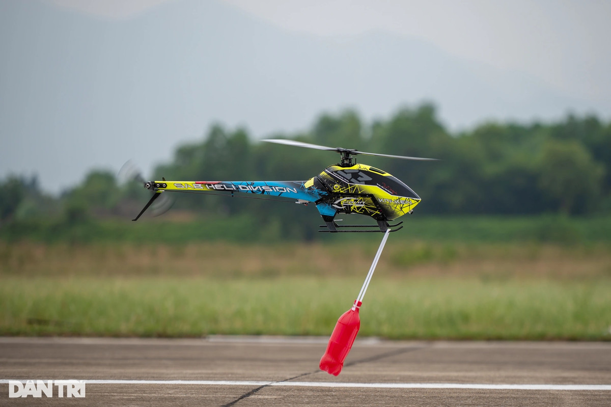 Ở nội dung biểu diễn máy bay trực thăng, "phi công" sẽ phải điều khiển, dùng càng móc vào sợi dây nối với chai nước đặt trên đường băng. Khi đã hoàn thành móc dây, các hội viên sẽ được tính điểm khi nhấc được chai bay lên từ điểm A và hạ cánh an toàn ở điểm B.