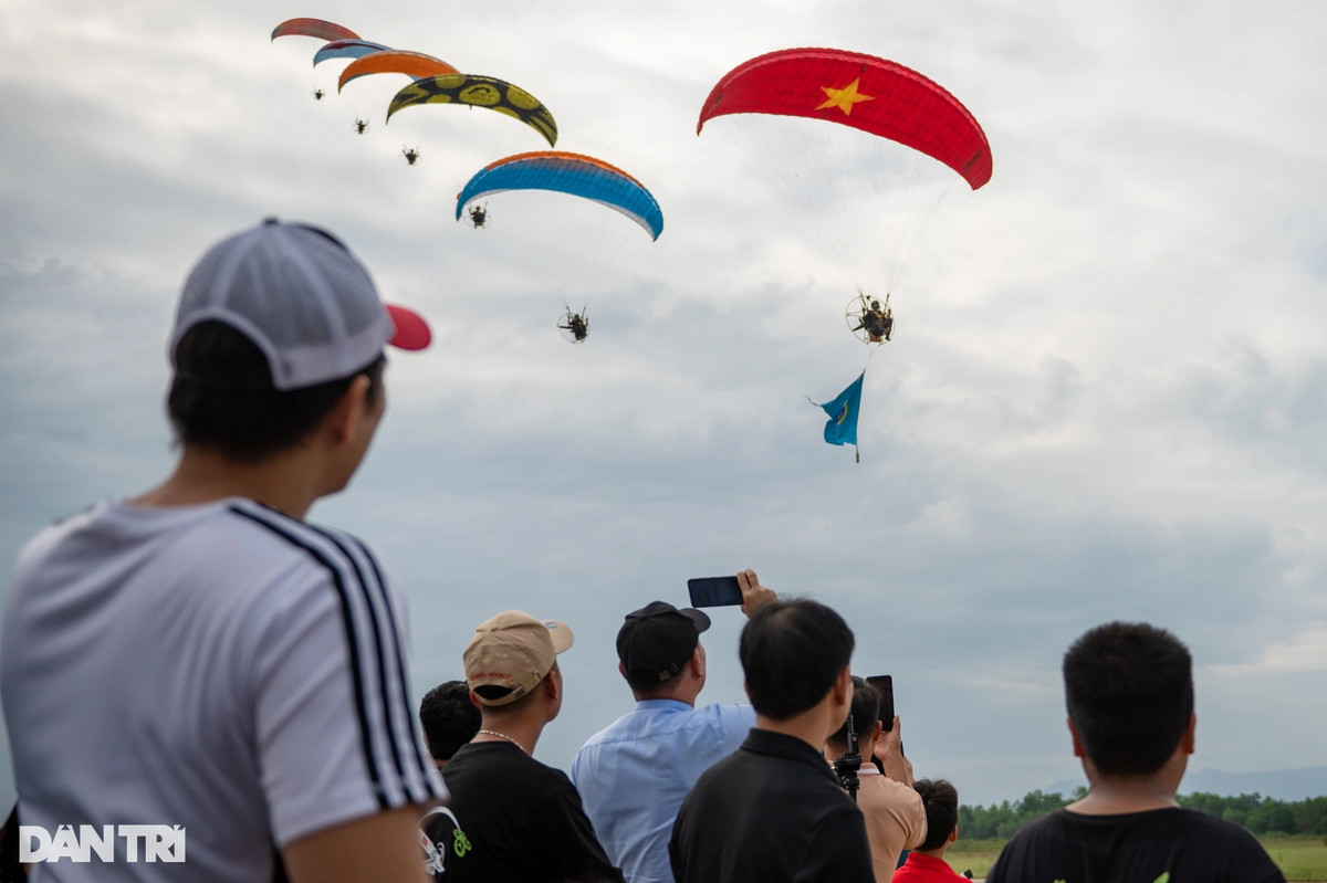 Khai mạc cuộc thi là màn bay dù lượn kéo cờ cuộc thi của các phi công bay dù lượn Paramotor, bên cạnh đó là 2 chiếc máy bay cánh bằng và trực thăng bắn pháo sáng tái hiện các trận chiến lịch sử trên không của Quân chủng PK-KQ.