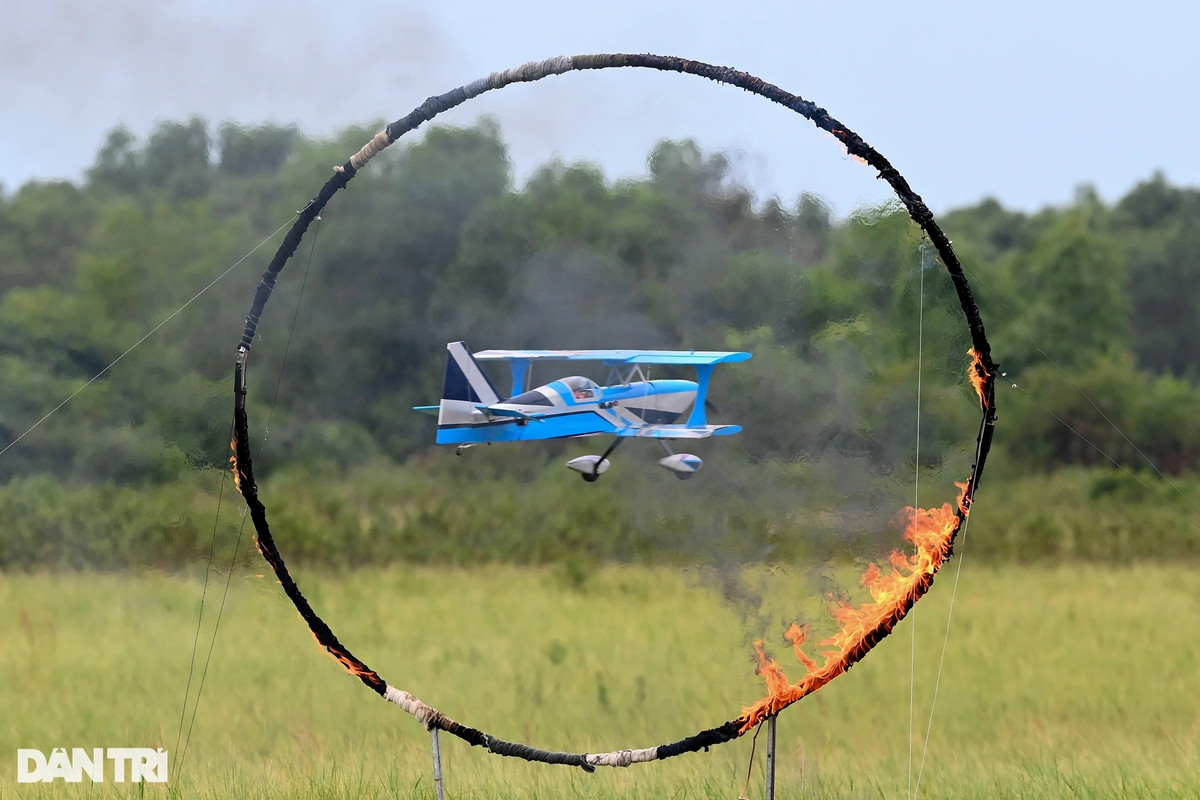 Nhiều máy bay đã bay xuyên qua vòng lửa nhiều lần một cách đẹp mắt, nhận được tràng pháo tay khen ngợi không ngớt của hàng trăm người theo dõi dọc đường băng.