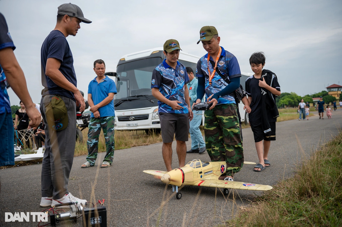 Đây là năm thứ 2 liên tiếp CLB Hàng không phía Bắc tổ chức bay biểu diễn tại sân bay Hòa Lạc. Năm nay có hơn 200 mô hình máy bay đến từ các CLB bay trên cả nước như Hà Nội, Hải Phòng, Bắc Ninh, Thái Nguyên, Đồng Nai…