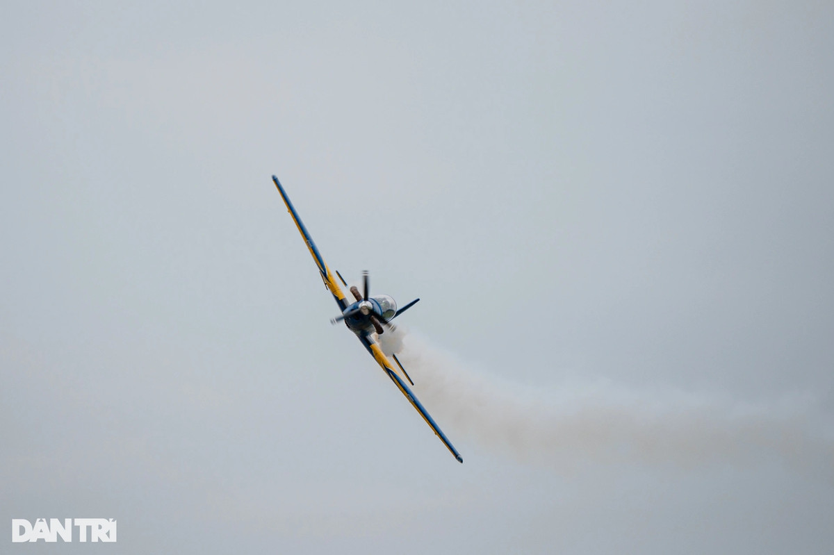 Kết thúc cuộc thi với những tiết mục bay phức tạp cho máy bay động cơ phản lực, đòi hỏi "phi công" có kỹ năng điêu luyện, thu hút đông đảo sự chú ý của người xem. Trong chiều 22/10, các "phi công" bước vào phần thi bay tự do. Bạn Nguyễn Minh Tài (22 tuổi, sống tại TP Hồ Chí Minh) đạt giải 3 nội dung "Scale Phản Lực" cho hay: "Cá nhân tôi cảm thấy rất vinh dự khi được tham gia cuộc thi ngày hôm nay. Đây là một trong những ngày hội máy bay cánh bằng nói riêng và máy bay nói chung lớn nhất hiện nay tại Việt Nam. Trong trường hợp nhận được nhiệm vụ của Quân chủng Phòng không - Không quân, nếu đủ đáp ứng các yêu cầu, tôi sẵn sàng tham gia đóng góp cho Tổ quốc.