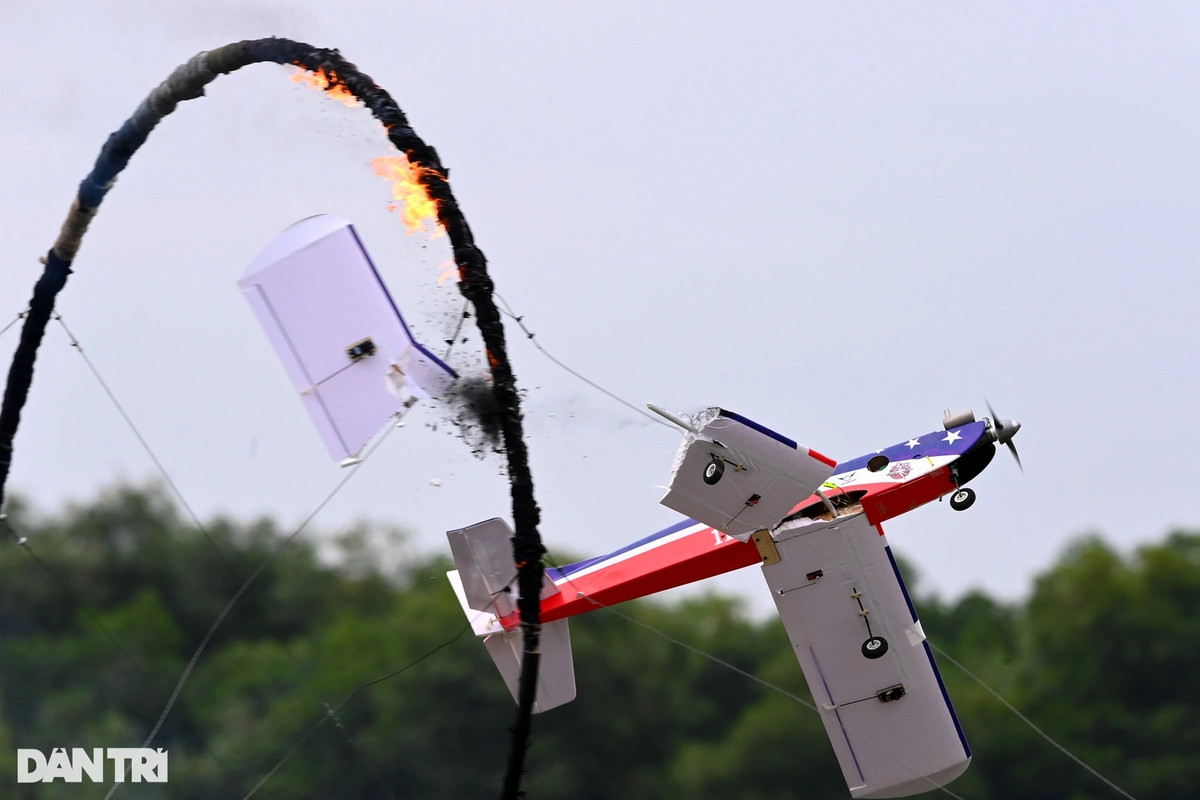 Anh Trần Minh Sáng (thành viên CLB RC Hải Phòng) tham gia với 2 máy bay chạy động cơ điện, vỏ xốp. Trong quá trình thi đấu 2 chiếc máy bay của anh Sáng đã không vượt qua được vòng lửa và gặp tai nạn đáng tiếc. "Bình thường tôi bay khá tự tin, do hôm nay là cuộc thi nên có phần tâm lý. Khi tiếp cận vòng lửa tay tôi hơi run thành ra điều khiển không được như mong muốn", anh Sáng chia sẻ.