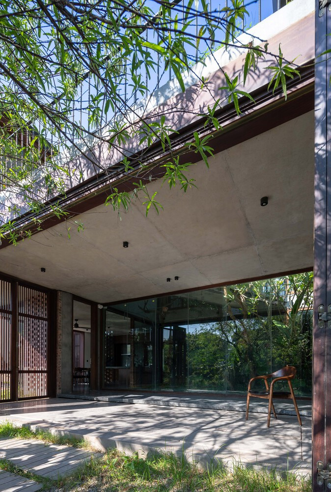 Khu đất với mặt tiền rất dài nhưng chiều sâu lại hạn chế, do đó ngôi nhà nằm khá sát so với ranh giới khu đất, diện tích dành cho cảnh quan sân vườn bị hạn chế.